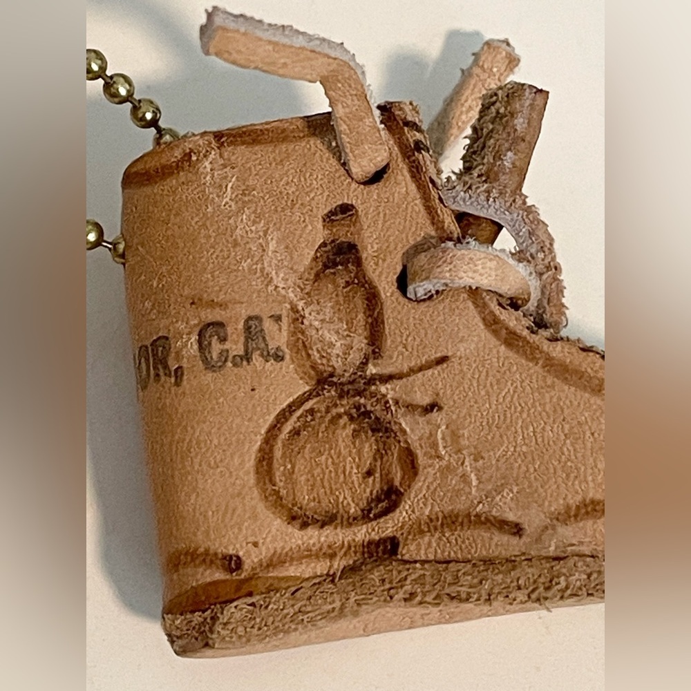El Salvador, C.A. Brown Leather Mini Boot Souvenir Keychain with Laces & Chain - Picture 5 of 10